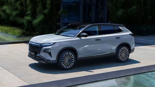 Обновленный кроссовер Dongfeng Huge 2026 в Беларуси сбоку спереди