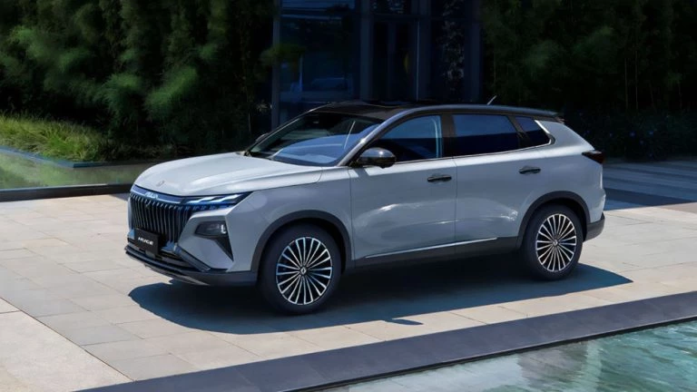 Обновленный кроссовер Dongfeng Huge 2026 в Беларуси сбоку спереди