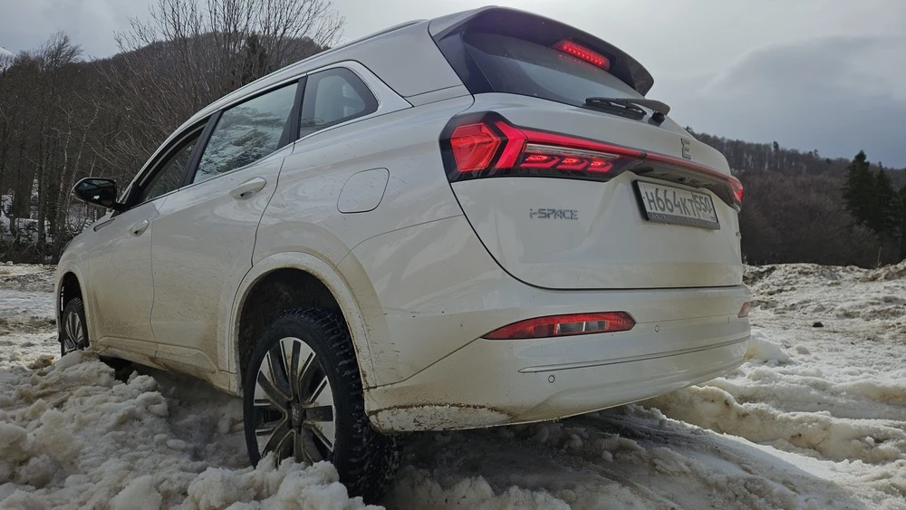 evolute i-space тест сбоку сзади полный привод вывешивание