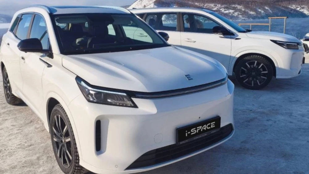 Кроссовер Evolute i-Space полноприводный сбоку спереди зимой у байкала