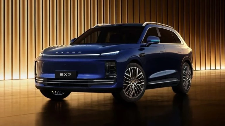 Кроссовер Exeed EX7 сбоку спереди