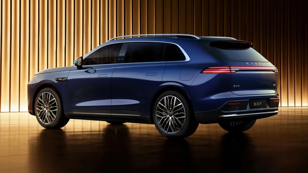 Кроссовер Exeed EX7 сбоку сзади