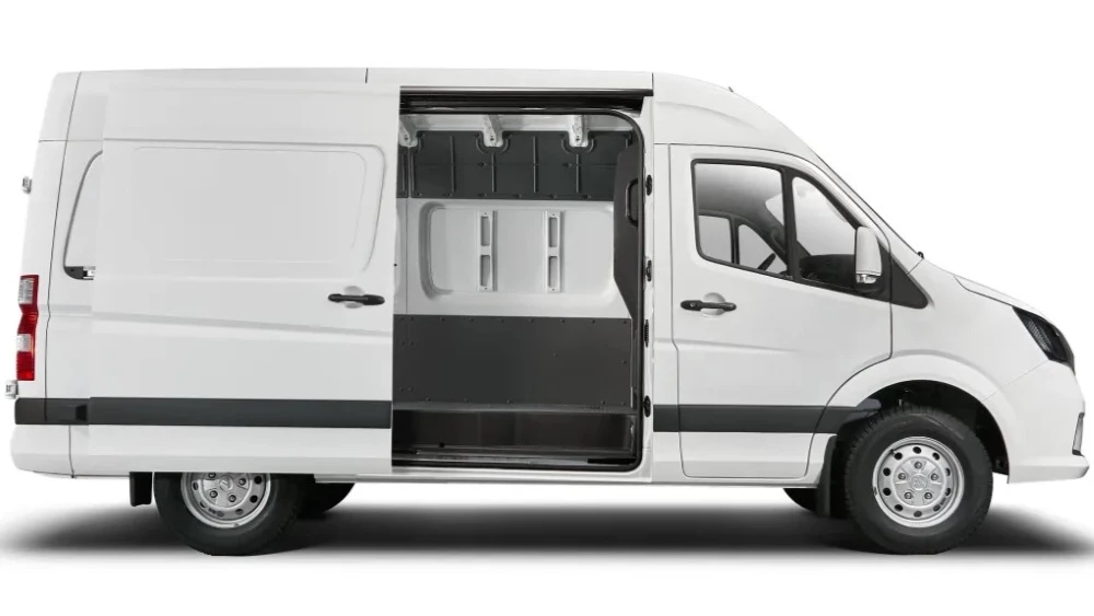 Фургон Foton Toano Pro сбоку дверь открыта грузовой отсек