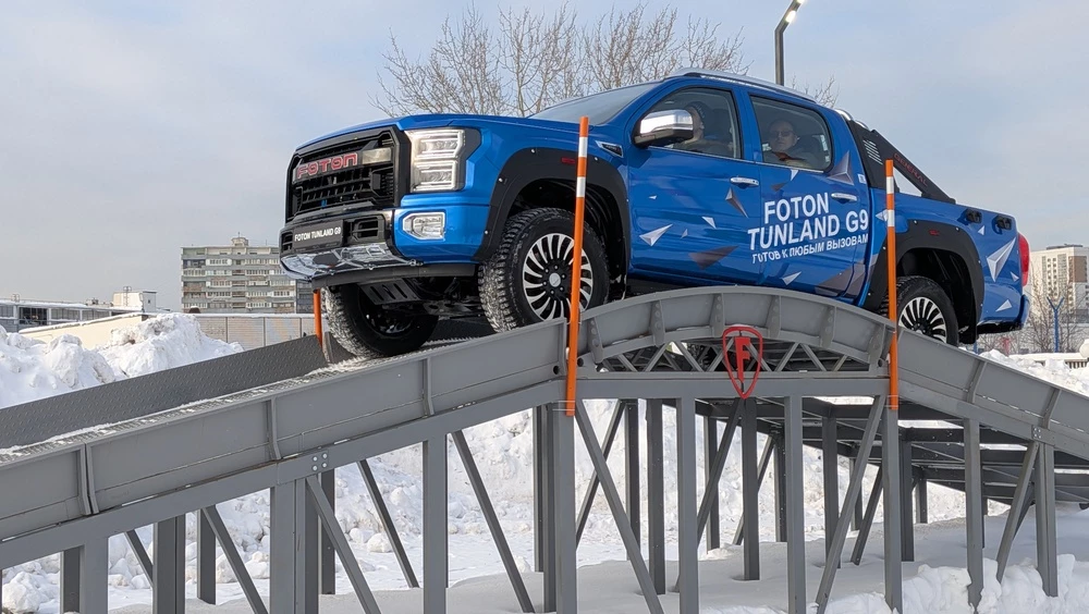 Foton G9 пикап в России презентация сбоку спереди тест на лестнице