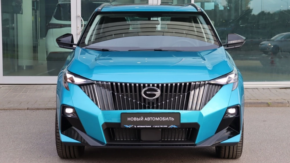 Кроссовер GAC GS3 в дилерском центра в автосалоне у дилера спереди Автобиография спереди