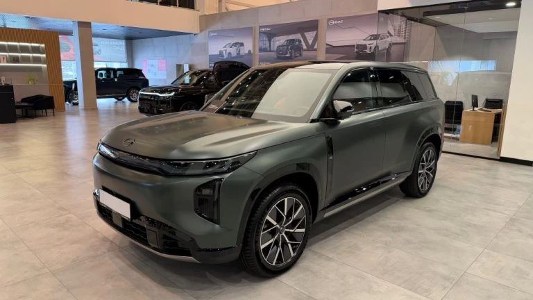 GAC S7 у дилера в автосалоне сбоку спереди