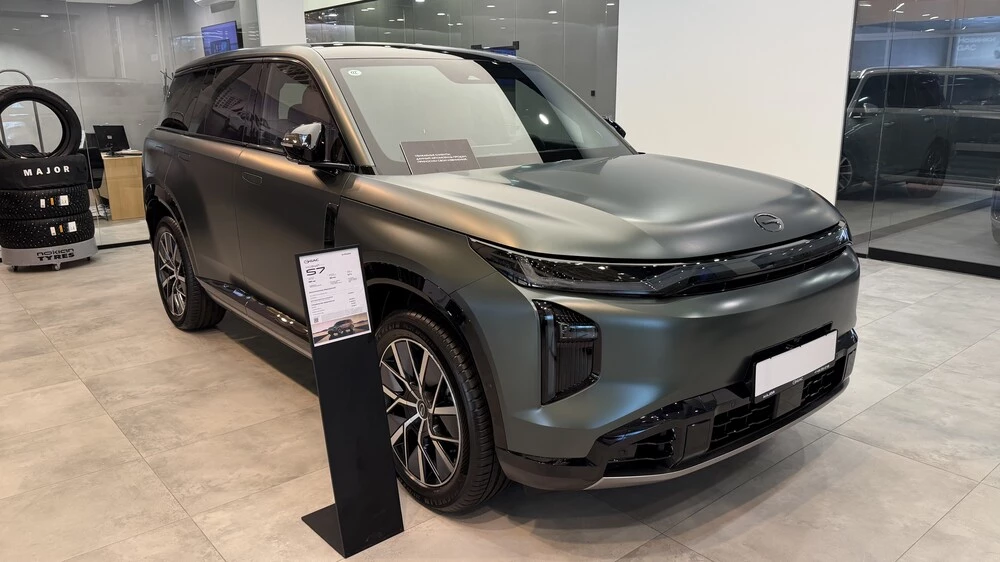 GAC S7 у дилера в автосалоне сбоку спереди