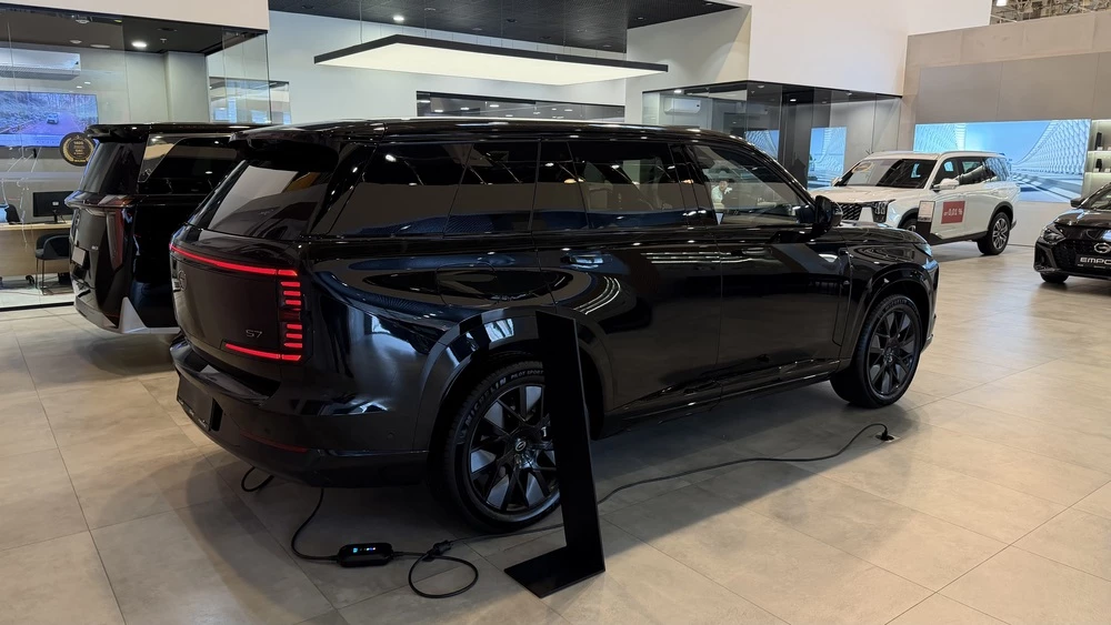 GAC S7 у дилера в автосалоне сбоку сзади черный цвет