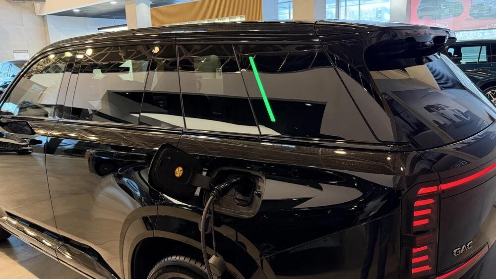 GAC S7 у дилера в автосалоне сбоку зарядка индикация