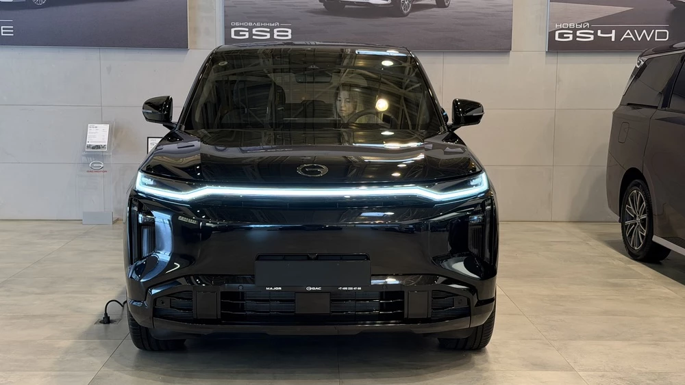 GAC S7 у дилера в автосалоне спереди