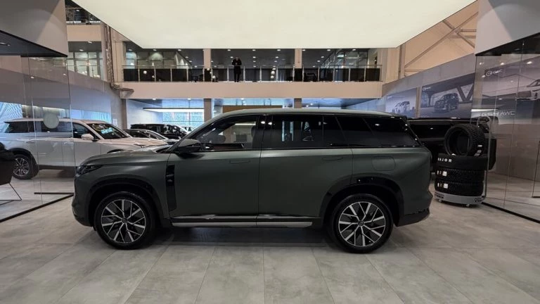 GAC S7 у дилера в автосалоне сбоку