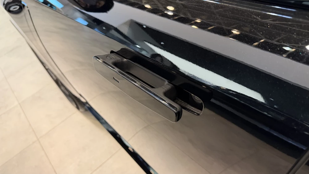 GAC S7 у дилера в автосалоне дверные ручки скрытые