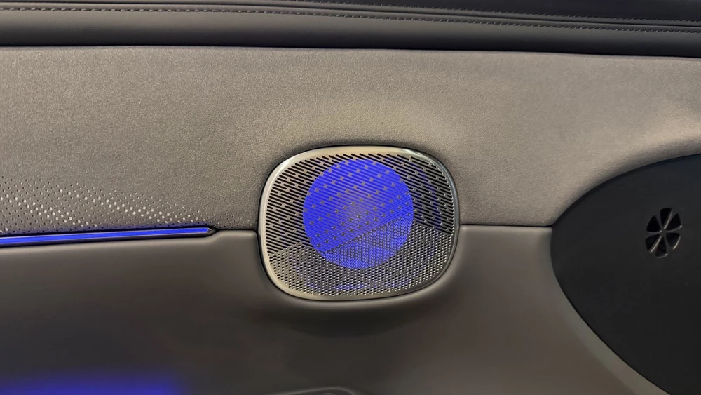 GAC S7 у дилера в автосалоне салон интерьер динамик в дверях