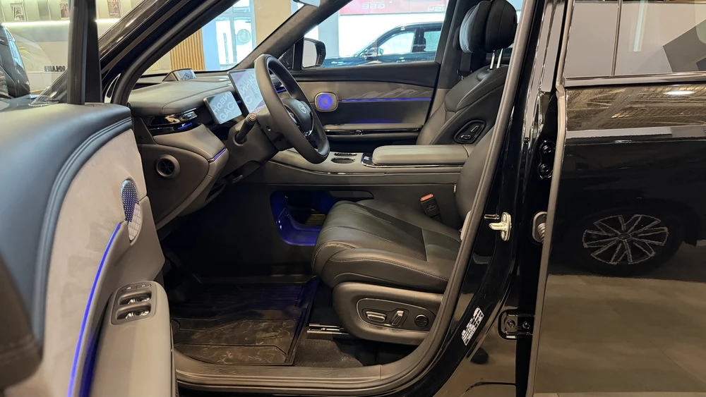 GAC S7 у дилера в автосалоне салон интерьер первый ряд сиденья