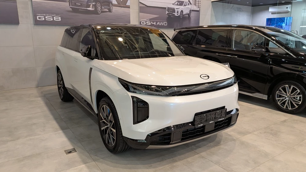 GAC S7 у дилера в автосалоне сбоку спереди белый цвет черная крыша