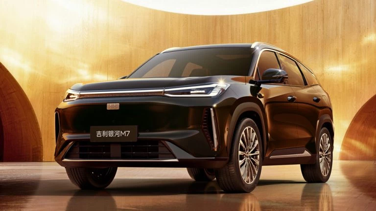 Geely Galaxy M7 сбоку спереди