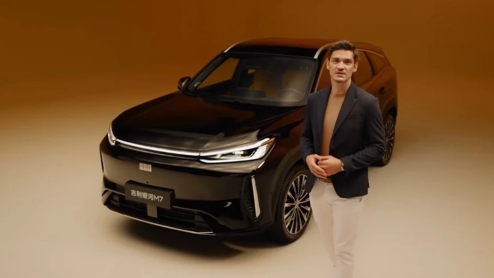 Geely Galaxy M7 спереди сбоку презентация