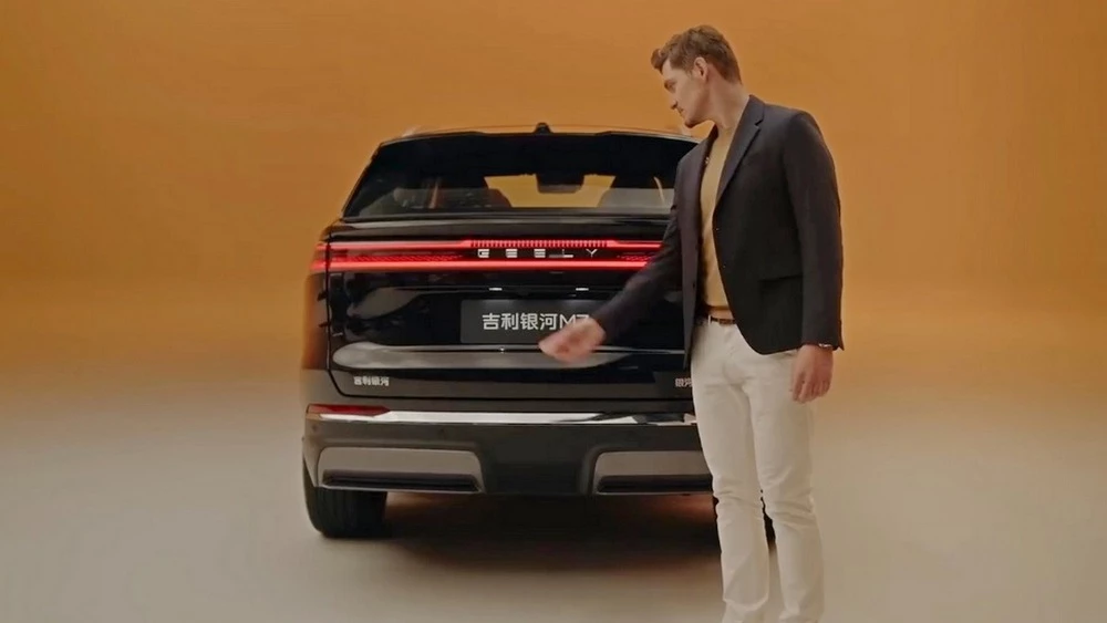 Geely Galaxy M7 сзади презентация