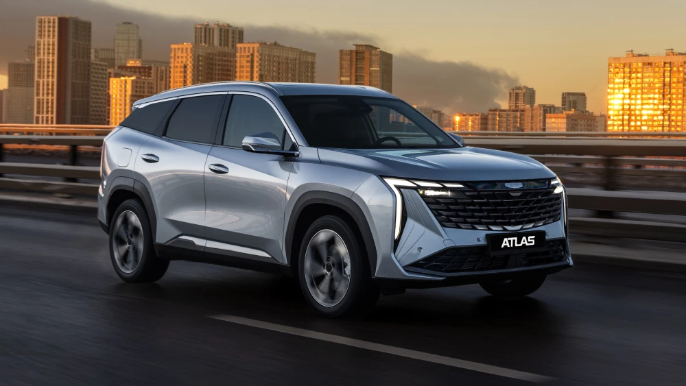 Новая версия кроссовера Geely Atlas с 1,5-литровым мотором сбоку спереди цена