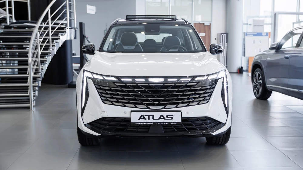 Geely Atlas у дилера в автосалоне новый спереди бизнес кар