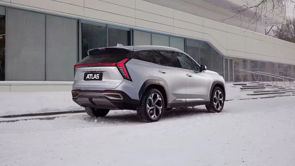 Geely Atlas сбоку сзади