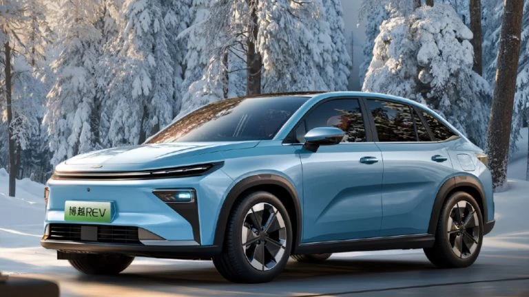 Гибридный купе-кроссовер Geely Atlas REV официально представили в Китае сбоку спереди последовательный гибрид