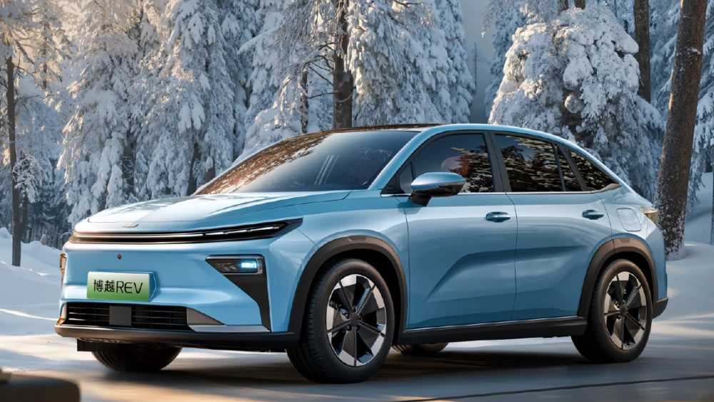 Гибридный купе-кроссовер Geely Atlas REV официально представили в Китае сбоку спереди последовательный гибрид