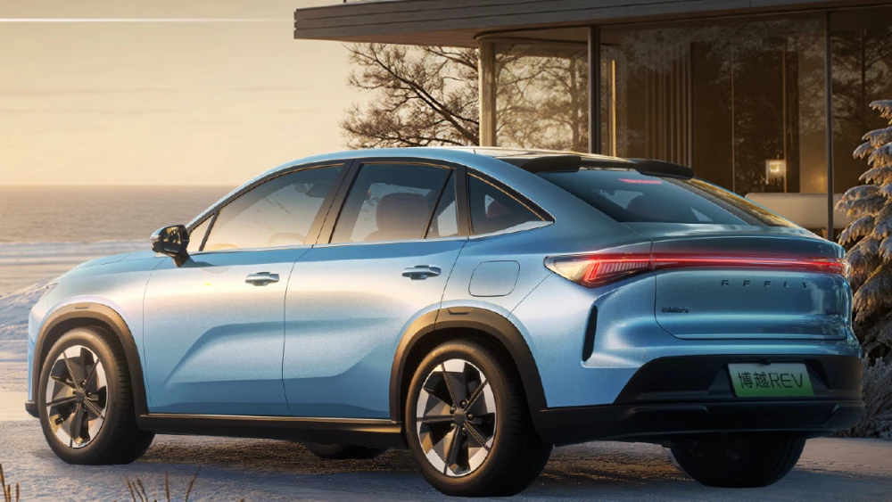 Гибридный купе-кроссовер Geely Atlas REV официально представили в Китае сбоку сзади последовательный гибрид