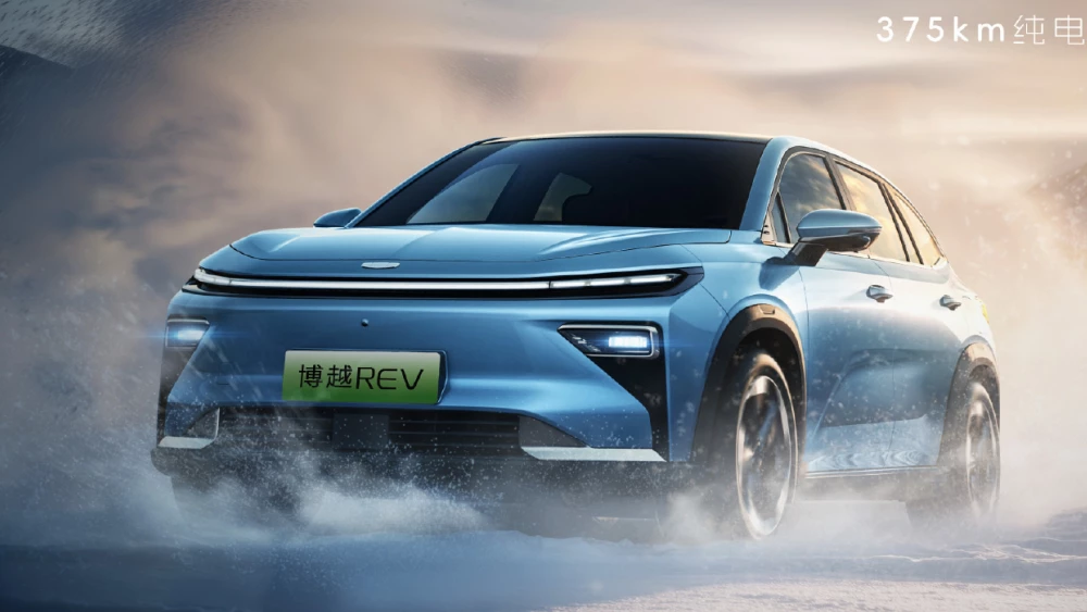 Гибридный купе-кроссовер Geely Atlas REV официально представили в Китае сбоку спереди последовательный гибрид