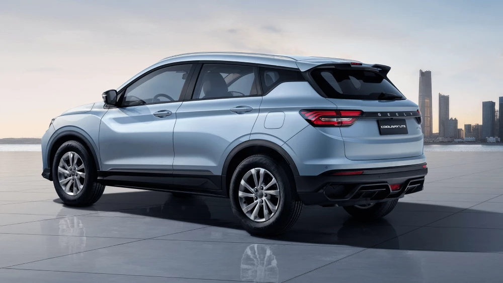 Geely Coolray получит атмосферный мотор и «автомат» для стран ЕАЭС кроссовер сбоку сзади голубой