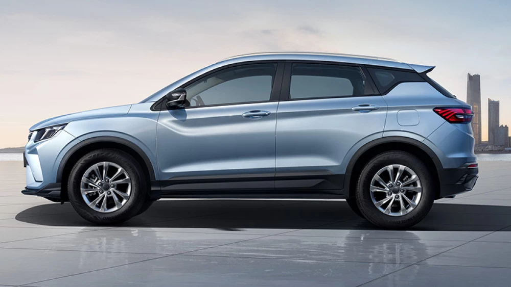 Geely Coolray получит атмосферный мотор и «автомат» для стран ЕАЭС кроссовер сбоку голубой