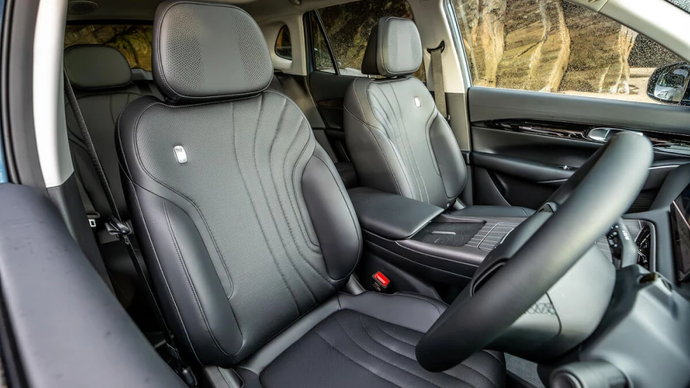 Журналисты Autocar оценили Geely EX5 EM-i на 2,5 звезды кроссовер гибридный салон черный материалы