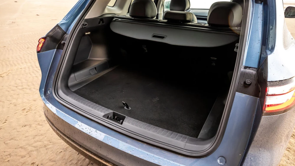 Журналисты Autocar оценили Geely EX5 EM-i на 2,5 звезды кроссовер гибридный сбоку сзади голубой башажник объем 528 литров