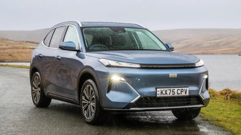 Журналисты Autocar оценили Geely EX5 EM-i на 2,5 звезды кроссовер гибридный сбоку спереди голубой