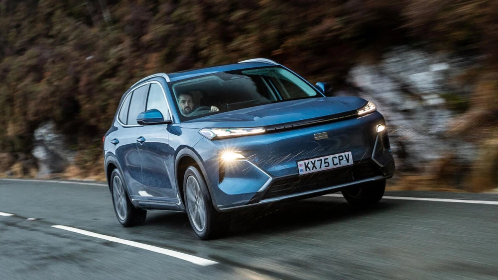 Журналисты Autocar оценили Geely EX5 EM-i на 2,5 звезды кроссовер гибридный сбоку спереди голубой силовая установка двигатель мощность 99 л.с.