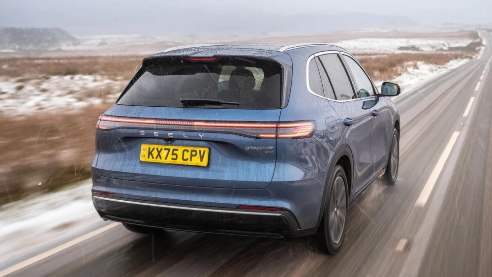 Журналисты Autocar оценили Geely EX5 EM-i на 2,5 звезды кроссовер гибридный сбоку сзади голубой подвеска