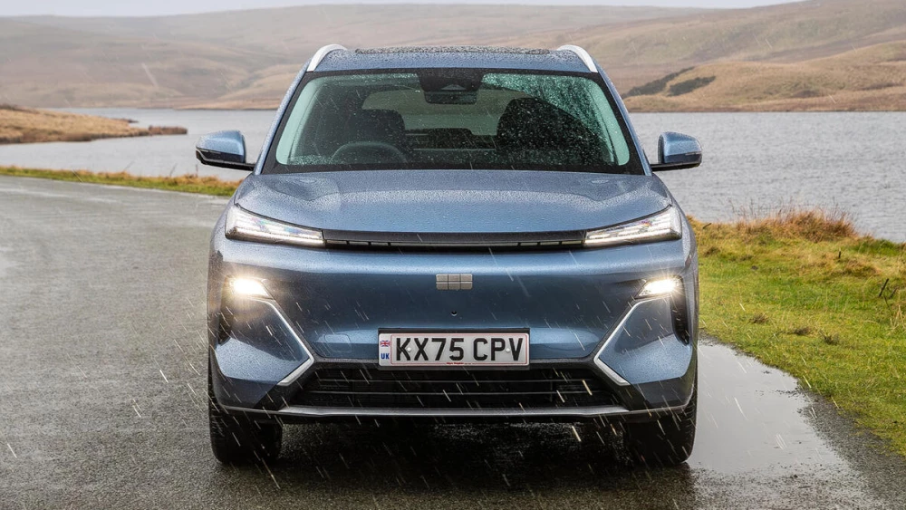 Журналисты Autocar оценили Geely EX5 EM-i на 2,5 звезды кроссовер гибридный спереди голубой