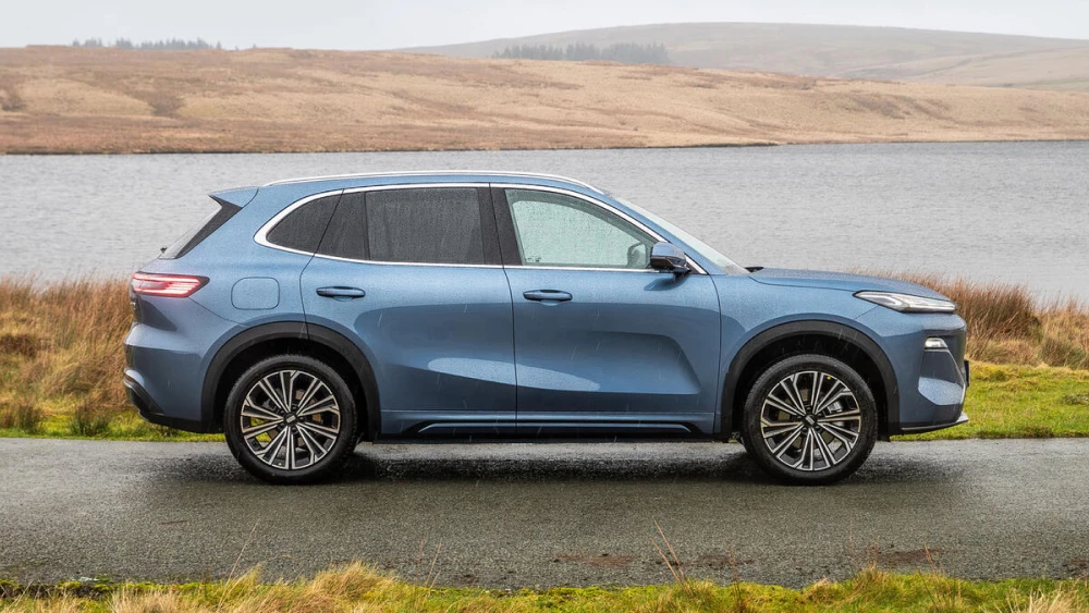 Журналисты Autocar оценили Geely EX5 EM-i на 2,5 звезды кроссовер гибридный сбоку голубой