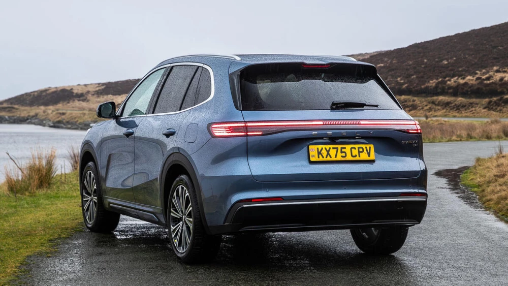 Журналисты Autocar оценили Geely EX5 EM-i на 2,5 звезды кроссовер гибридный сбоку сзади голубой