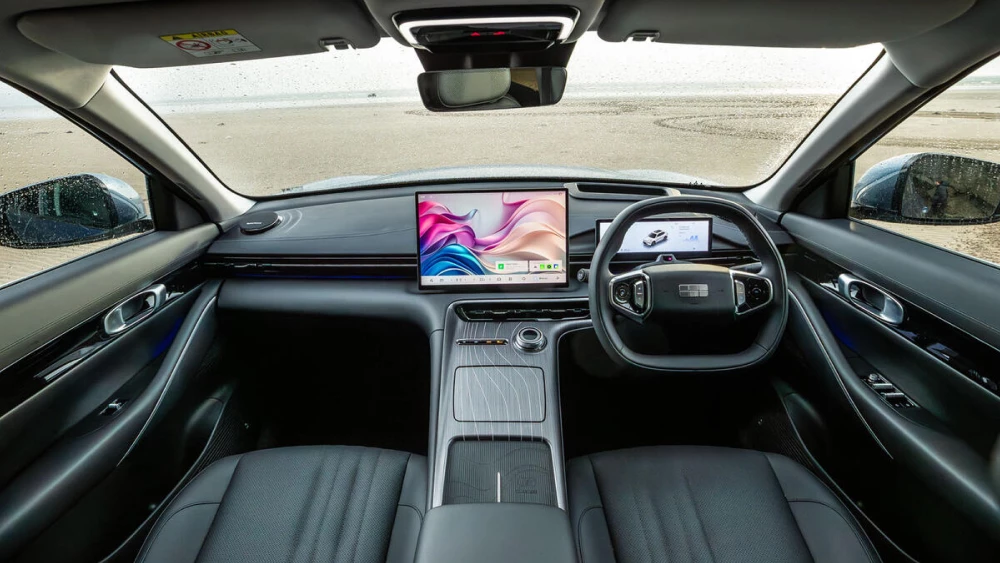 Журналисты Autocar оценили Geely EX5 EM-i на 2,5 звезды кроссовер гибридный салон черный