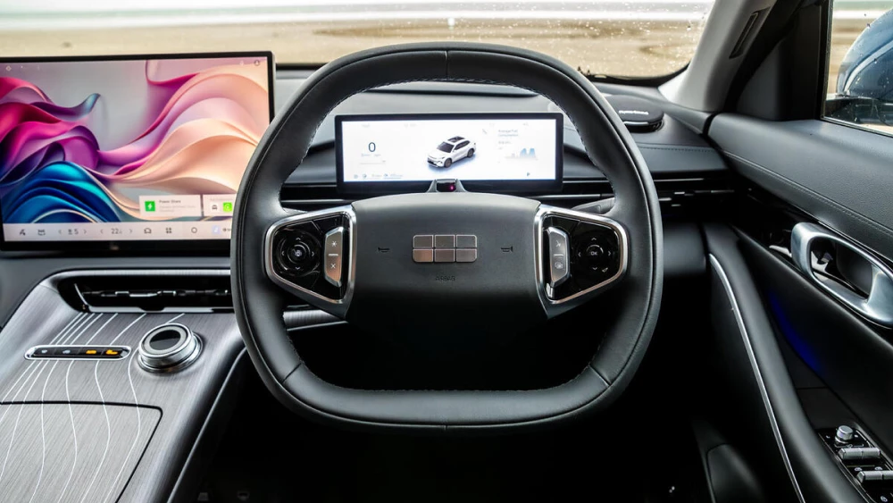 Журналисты Autocar оценили Geely EX5 EM-i на 2,5 звезды кроссовер гибридный салон черный руль