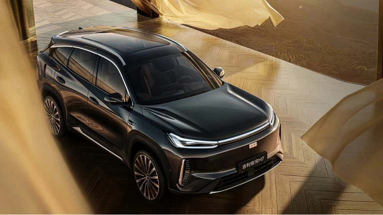 Гибридный кроссовер Geely Galaxy M7 официально показали в Китае кроссовер сбоку спереди черный