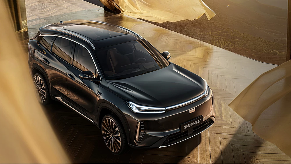 Гибридный кроссовер Geely Galaxy M7 официально показали в Китае кроссовер сбоку спереди черный