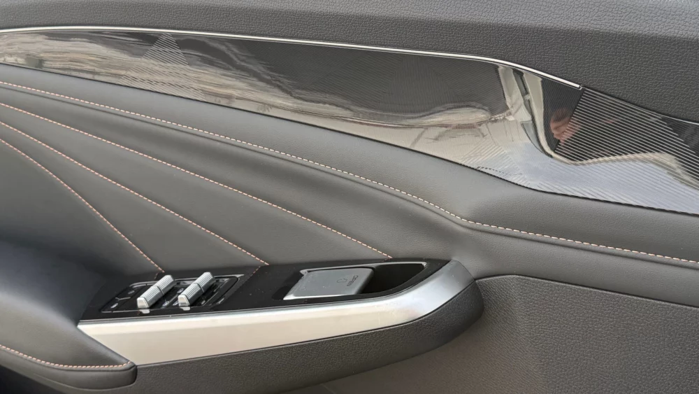 Geely Galaxy Preface в Казахстане салон интерьер дверная карта