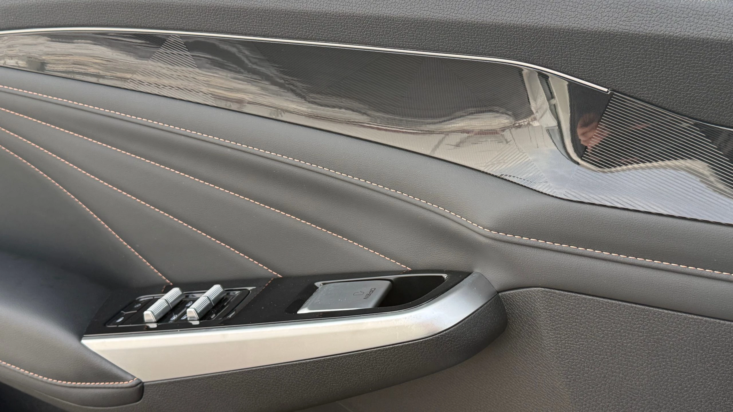 Geely Galaxy Preface в Казахстане салон интерьер дверная карта