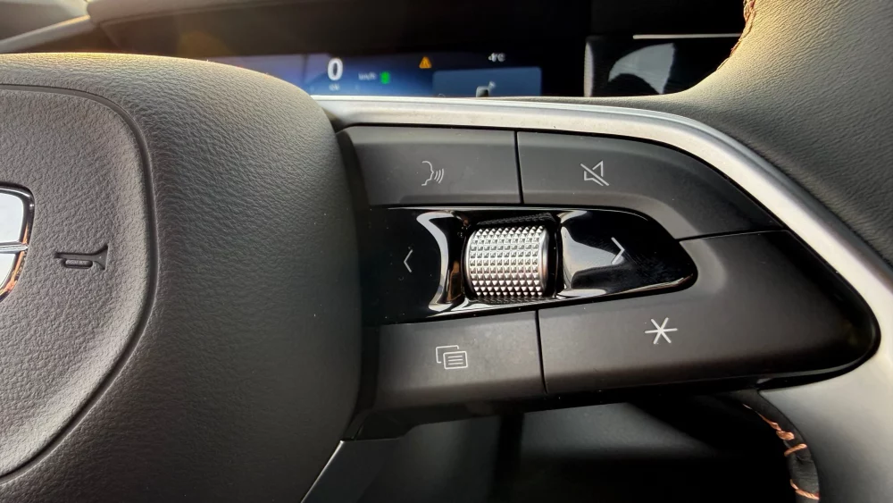 Geely Galaxy Preface в Казахстане салон интерьер руль кнопки