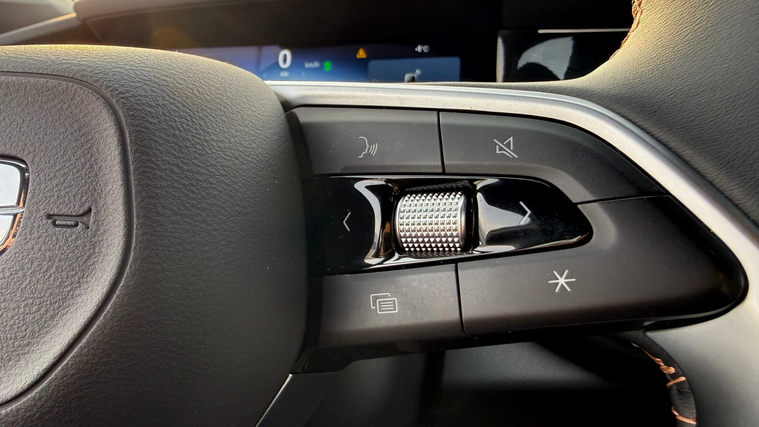 Geely Galaxy Preface в Казахстане салон интерьер руль кнопки