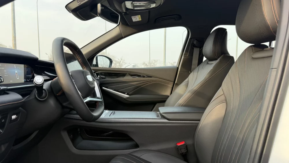 Geely Galaxy Preface в Казахстане салон интерьер первый ряд сиденья