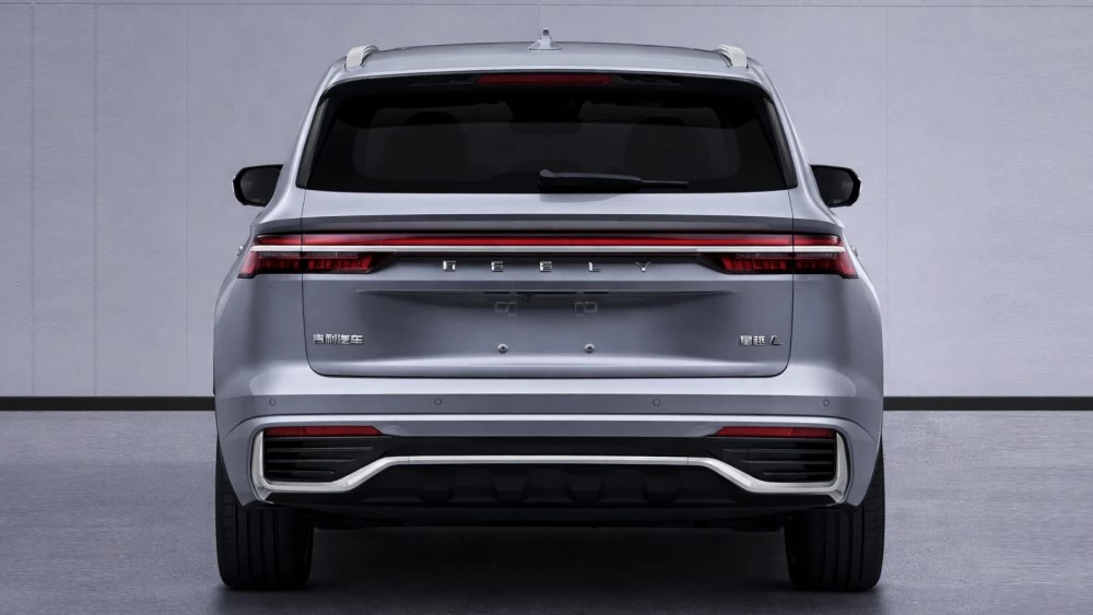 Кроссовер Geely Monjaro в модификации HEV сзади