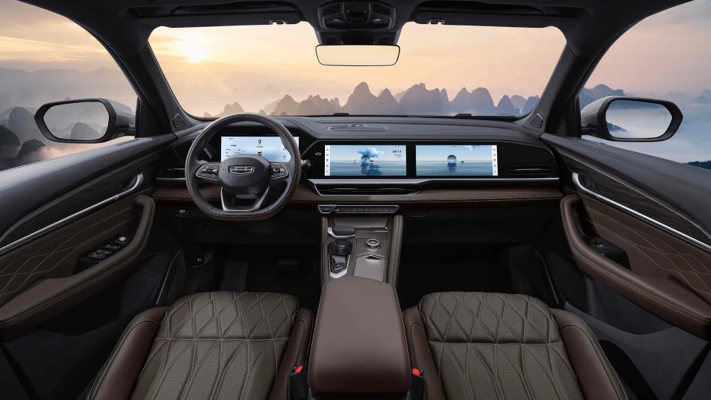 Кроссовер Geely Monjaro удешевили в Китае сбоку 2 литра передний привод салон коричневый qingyun